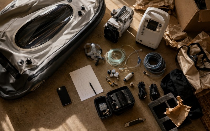 Hyperbaric chamber system with essential accessories