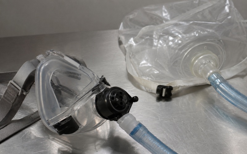 hyperbaric oxygen mask and breathing hood